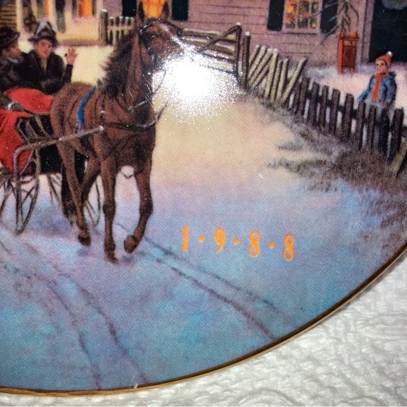 “Home for the holidays” 1988 Avon collectors plate for Christmas, 22k gold rim - Picture 4 of 6